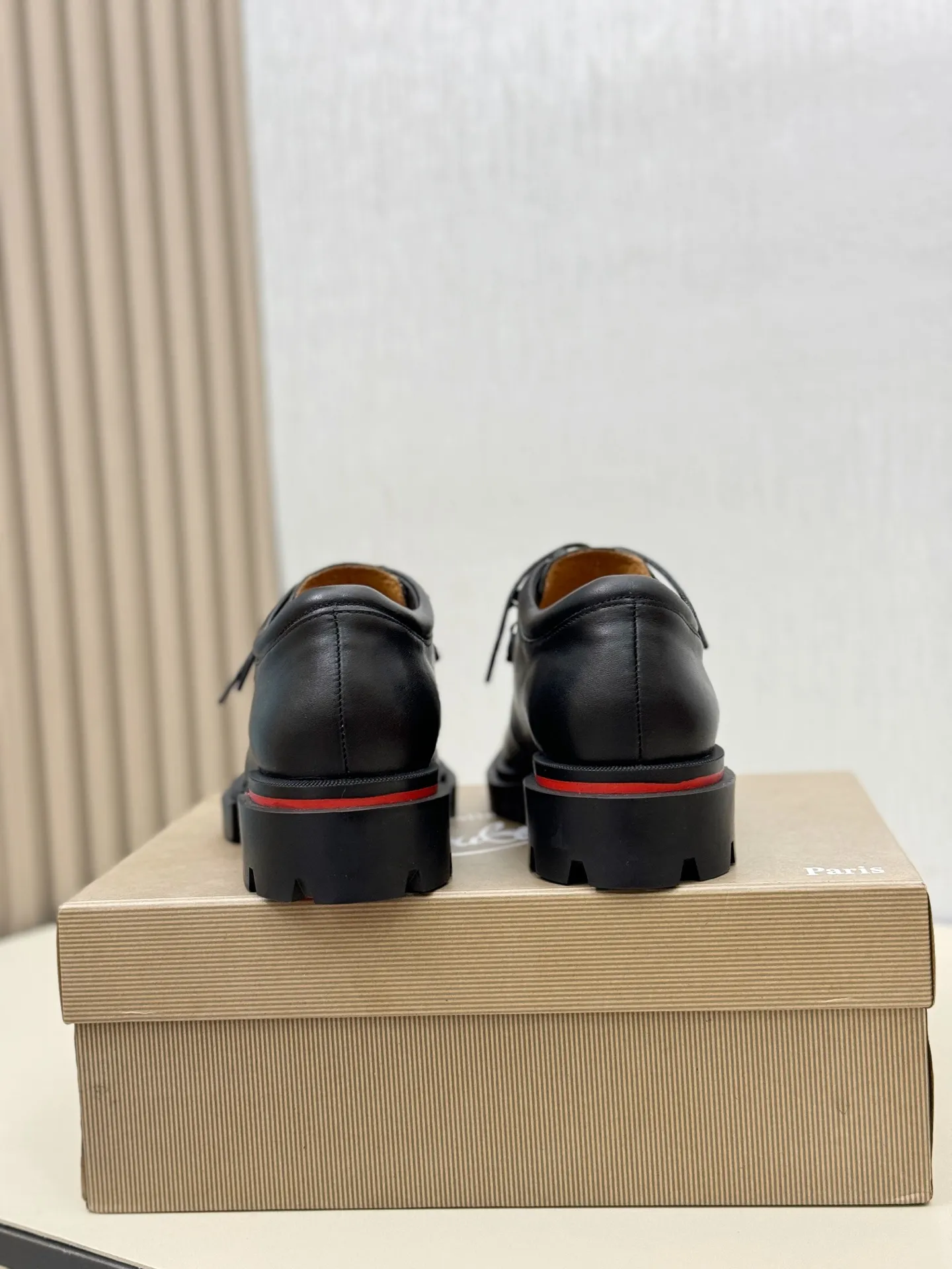 [CL～High-end men’s red-soled shoes] Top P: 880💰. Size: 39-44 (38.45.46 can be customized) 🆑Top original order purchasing agent Imported open-edge bead fabric and water-dyed cowhide inside 🉑️ Imported TPU rubber sole, wear-resistant and non-slip, full of European style.